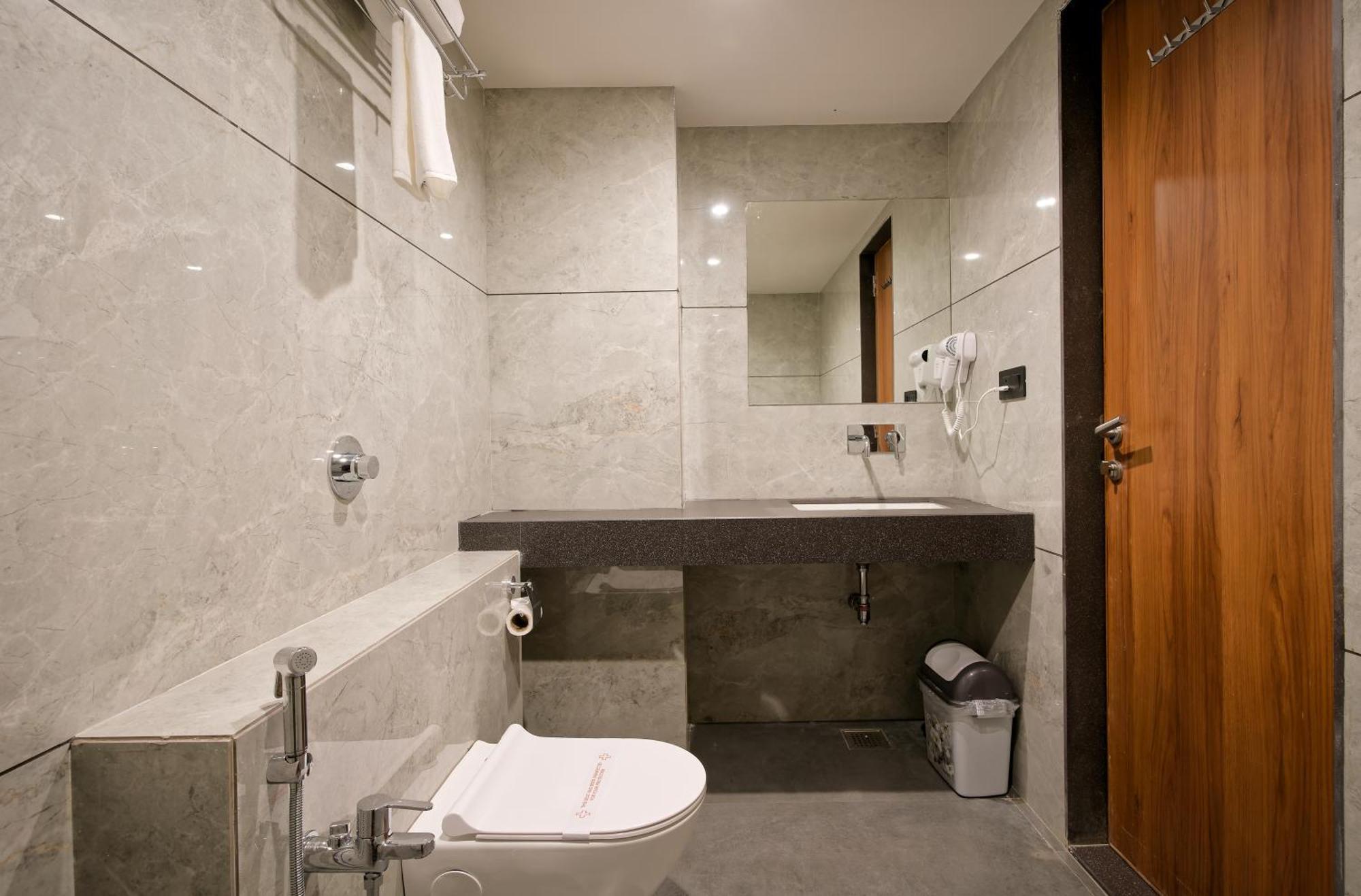 Plenteous Inn أحمد أباد المظهر الخارجي الصورة