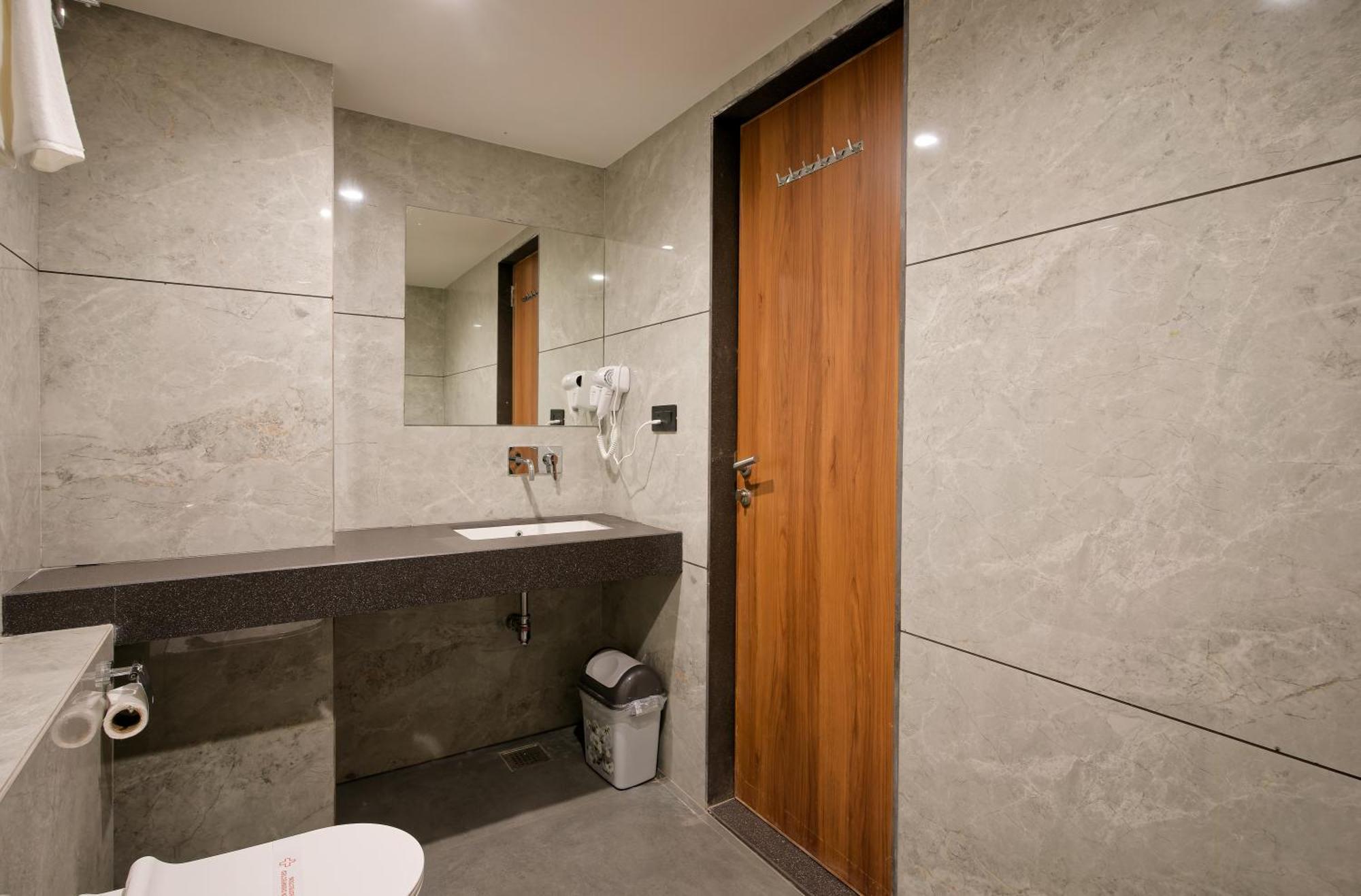 Plenteous Inn أحمد أباد المظهر الخارجي الصورة