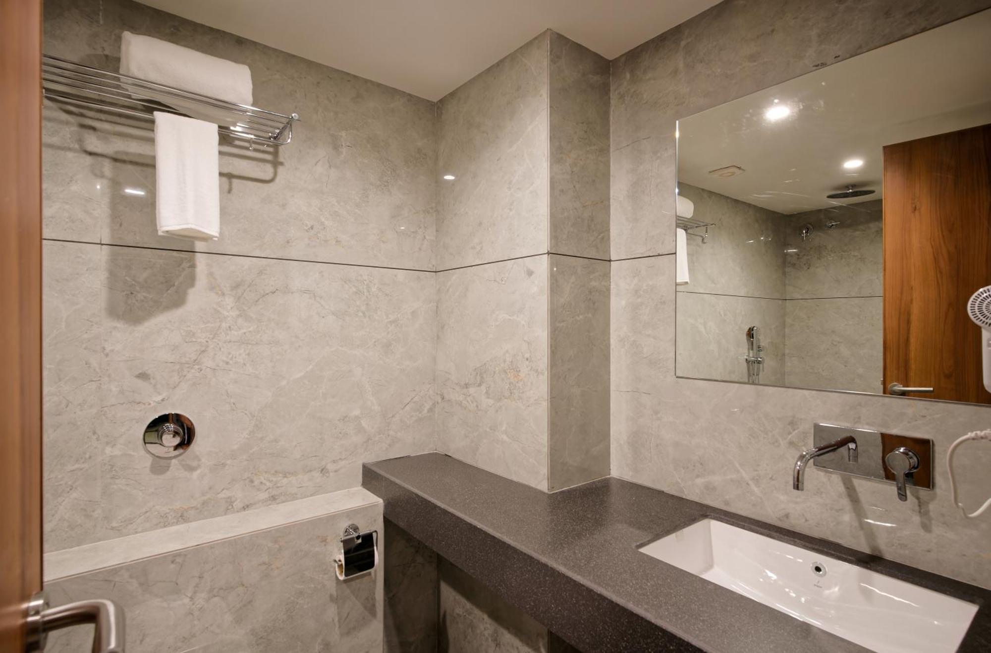 Plenteous Inn أحمد أباد المظهر الخارجي الصورة