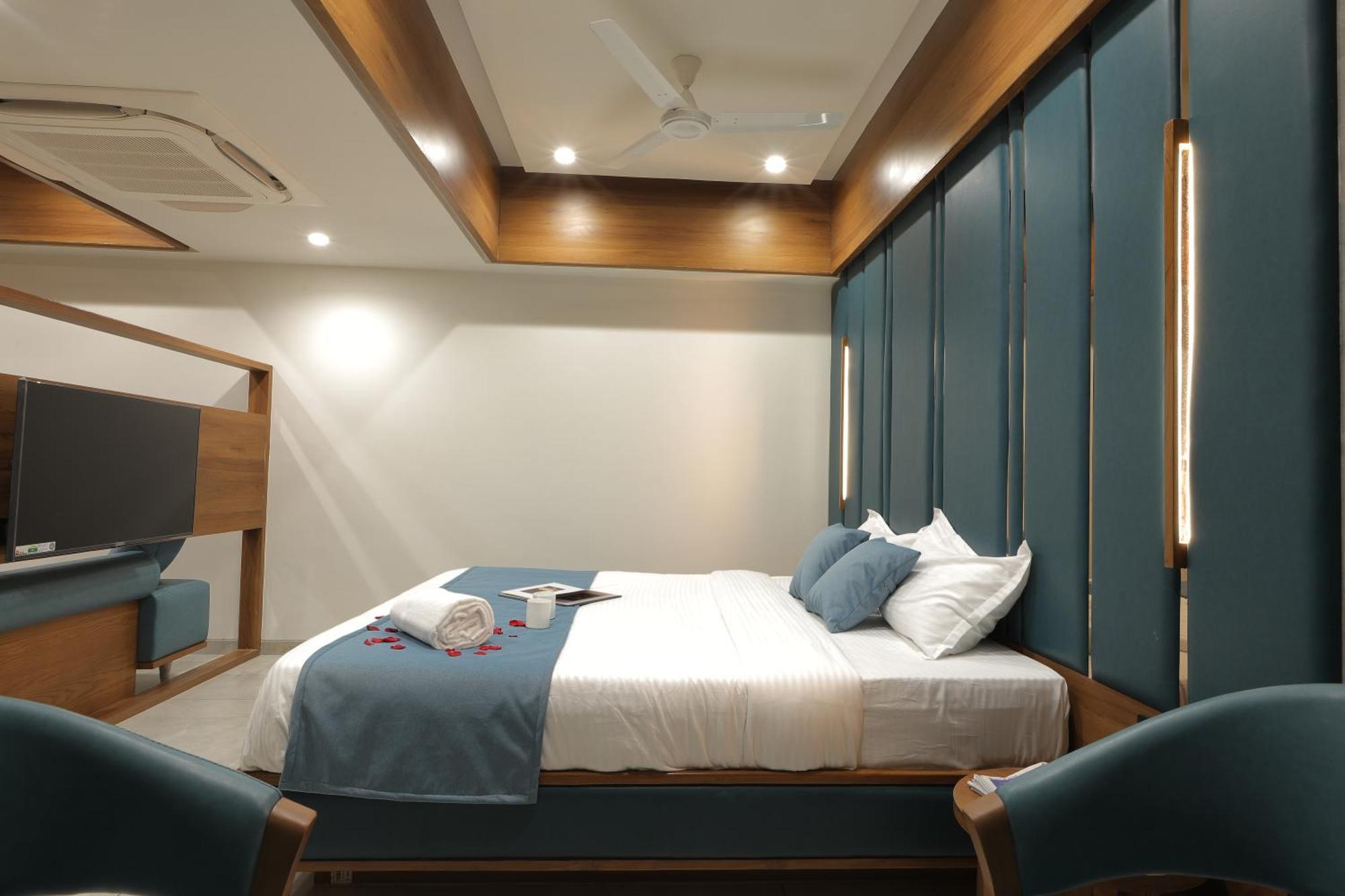 Plenteous Inn أحمد أباد المظهر الخارجي الصورة