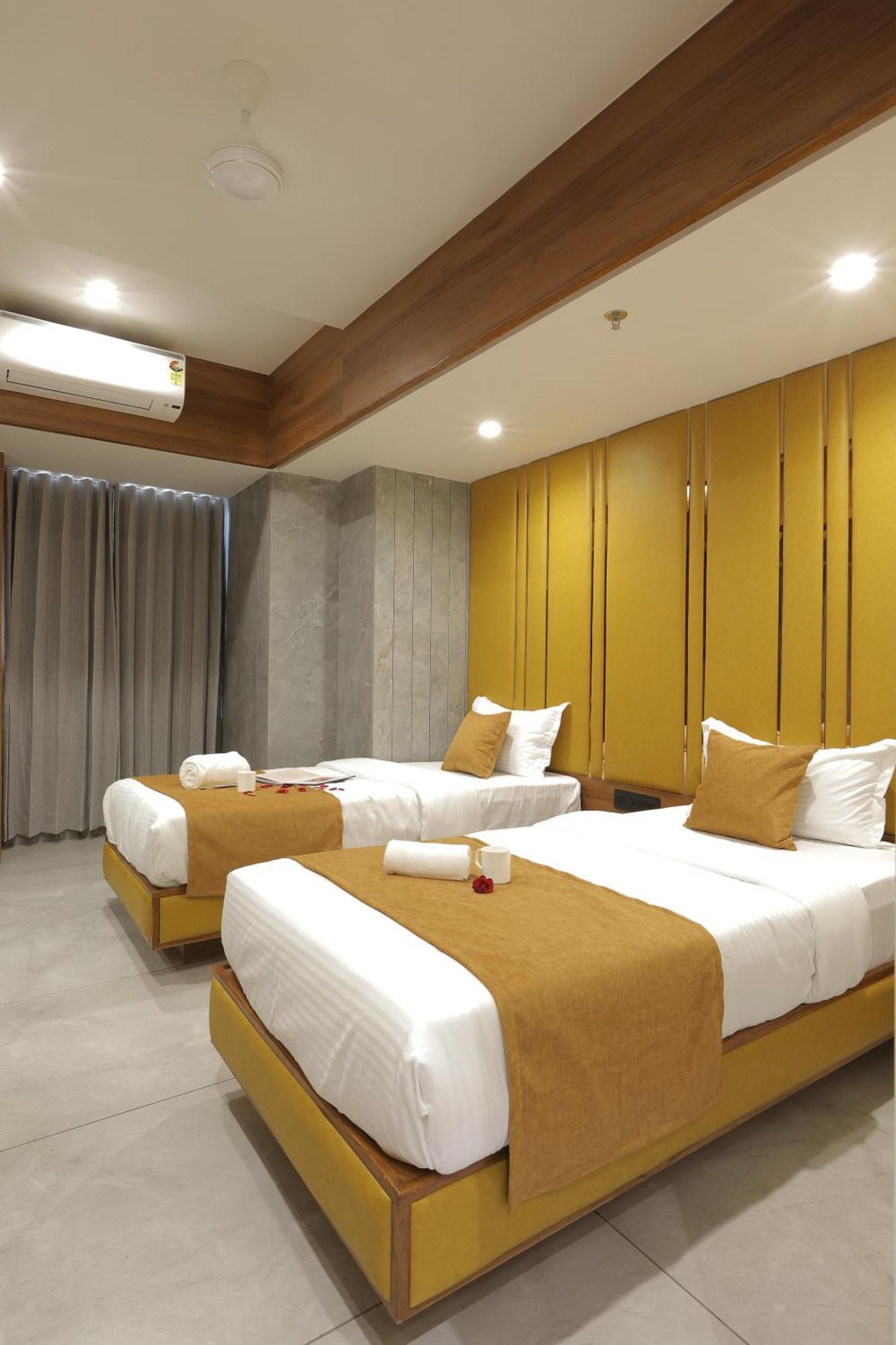 Plenteous Inn أحمد أباد المظهر الخارجي الصورة