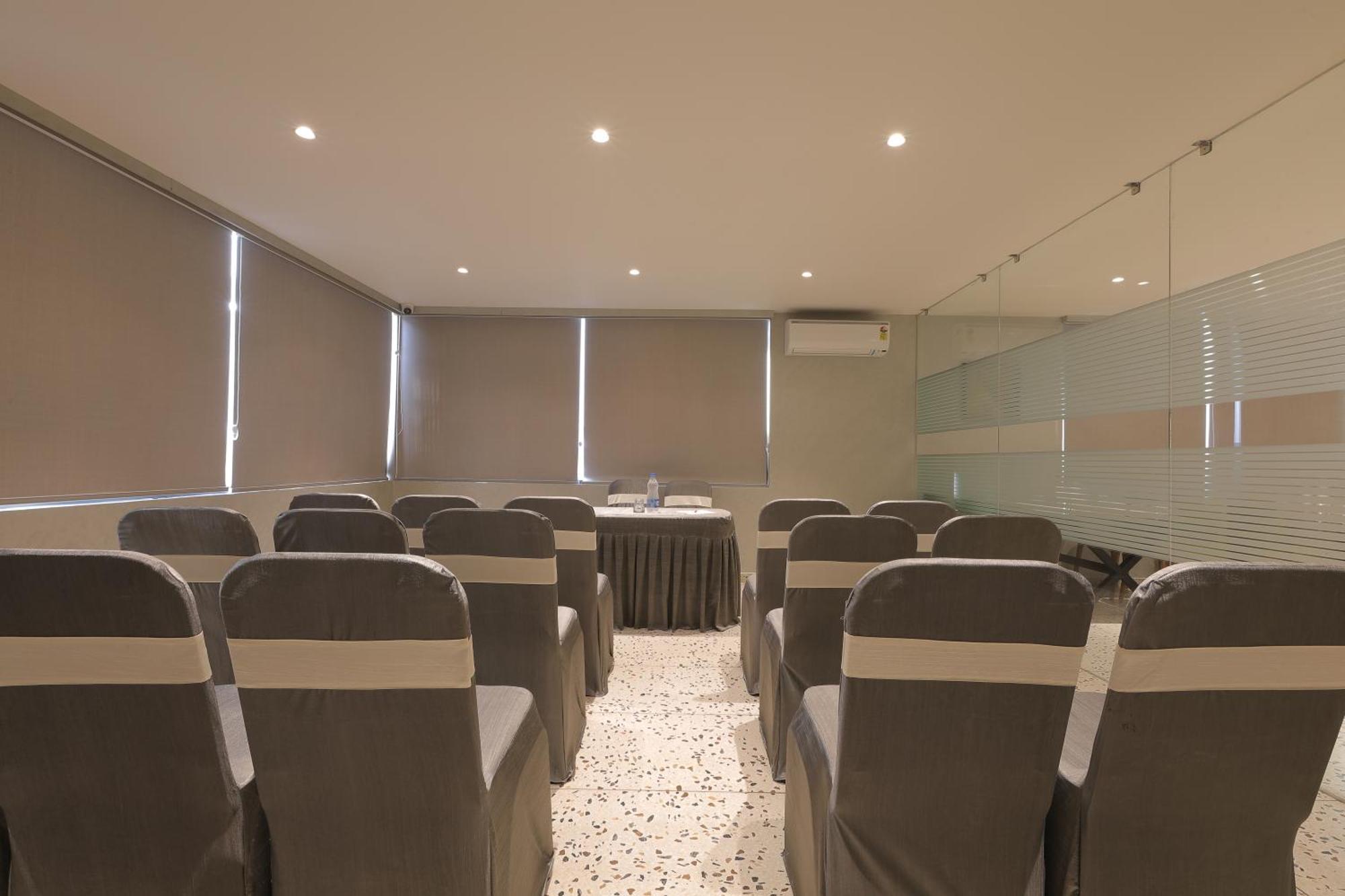 Plenteous Inn أحمد أباد المظهر الخارجي الصورة