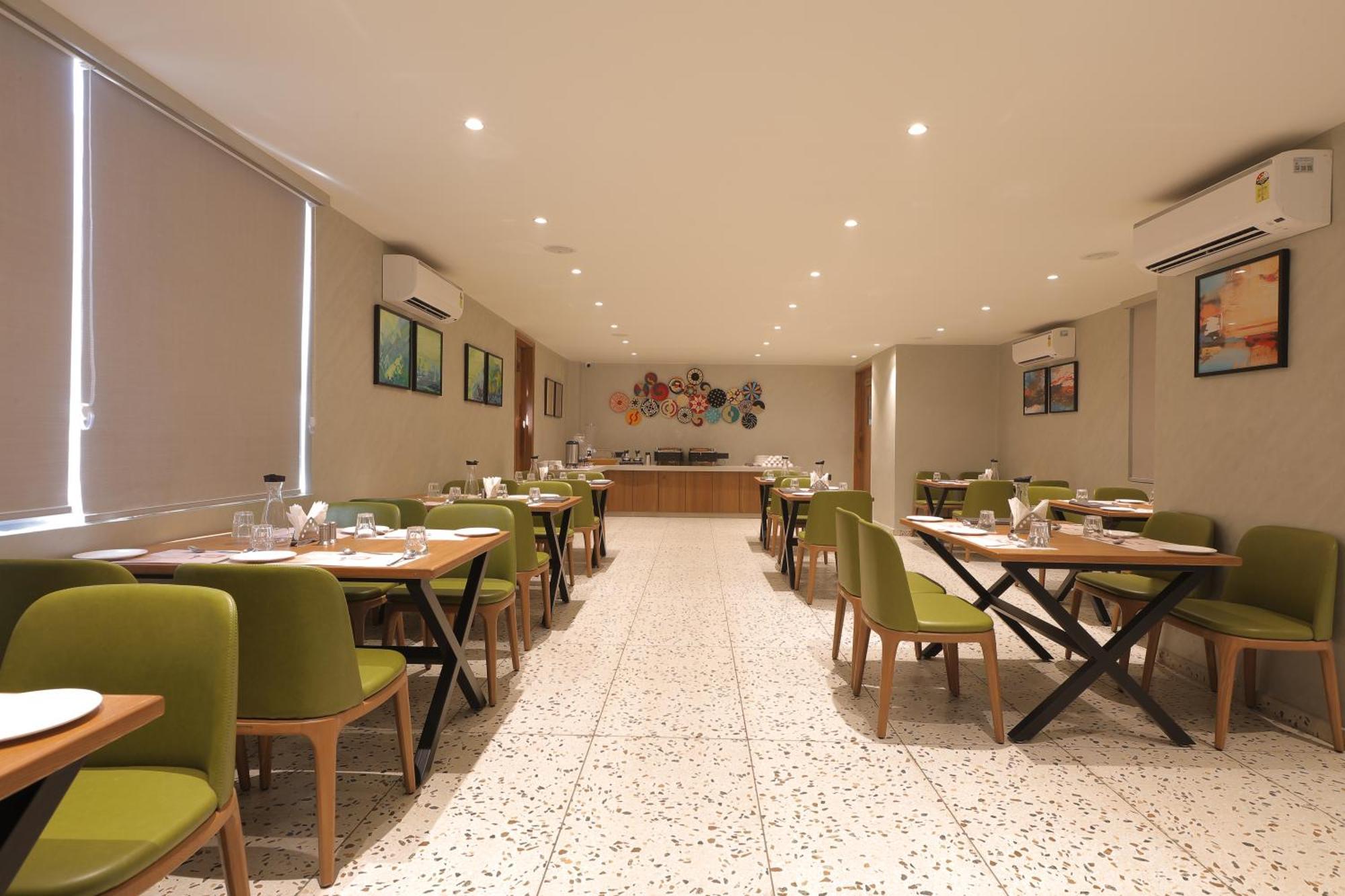 Plenteous Inn أحمد أباد المظهر الخارجي الصورة