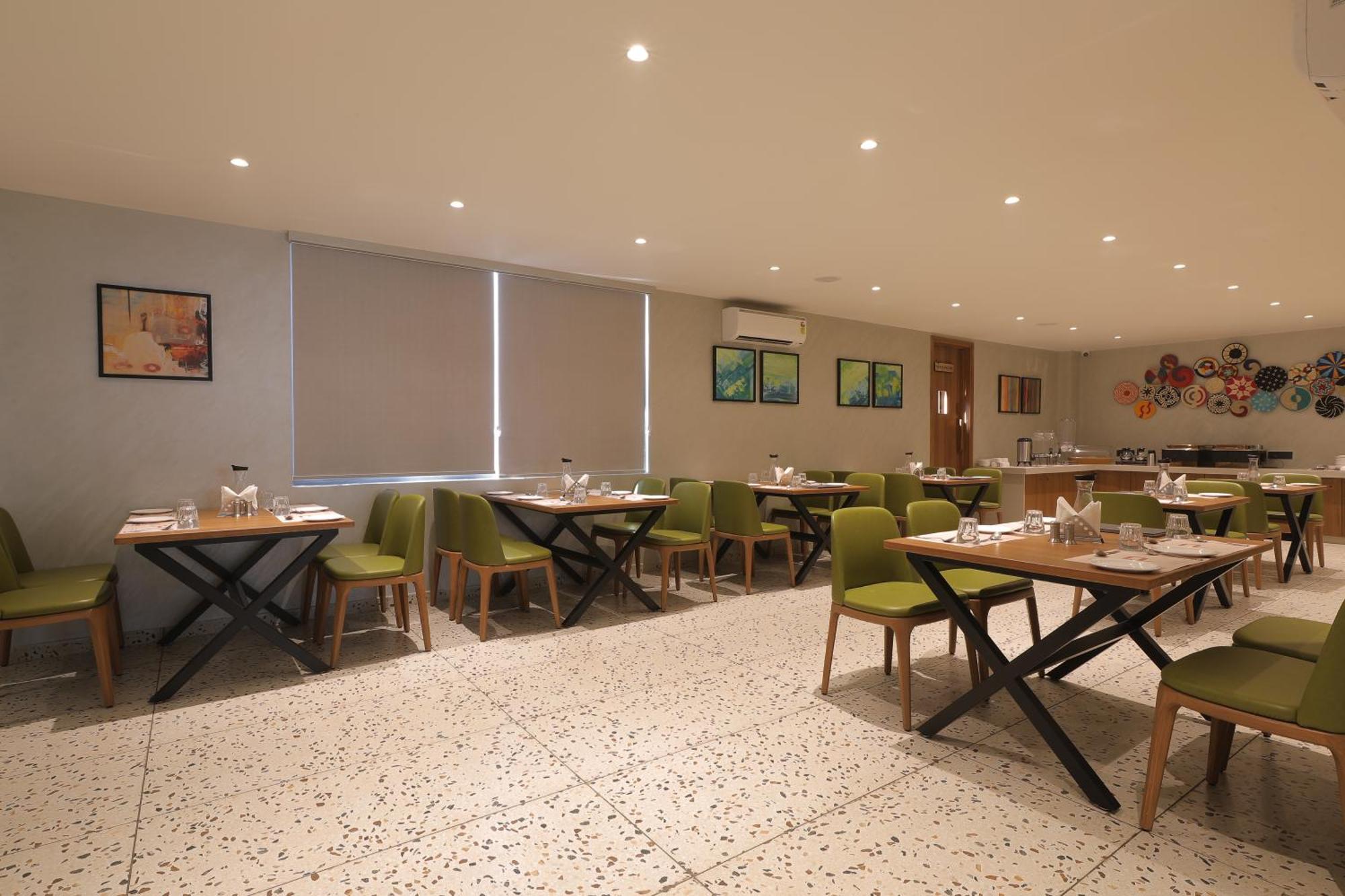 Plenteous Inn أحمد أباد المظهر الخارجي الصورة
