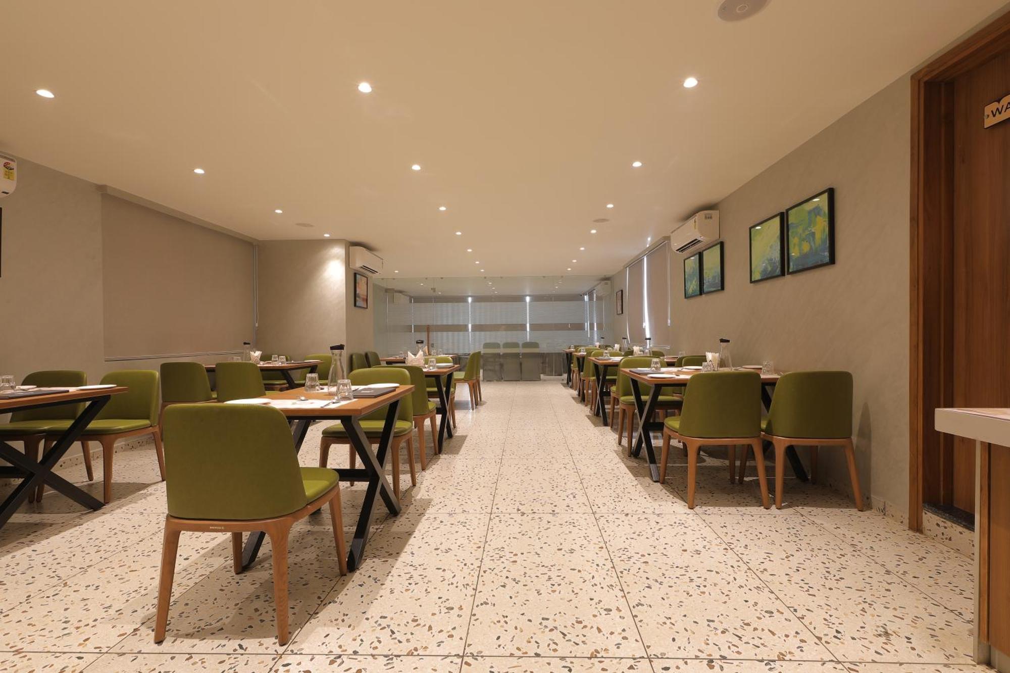 Plenteous Inn أحمد أباد المظهر الخارجي الصورة