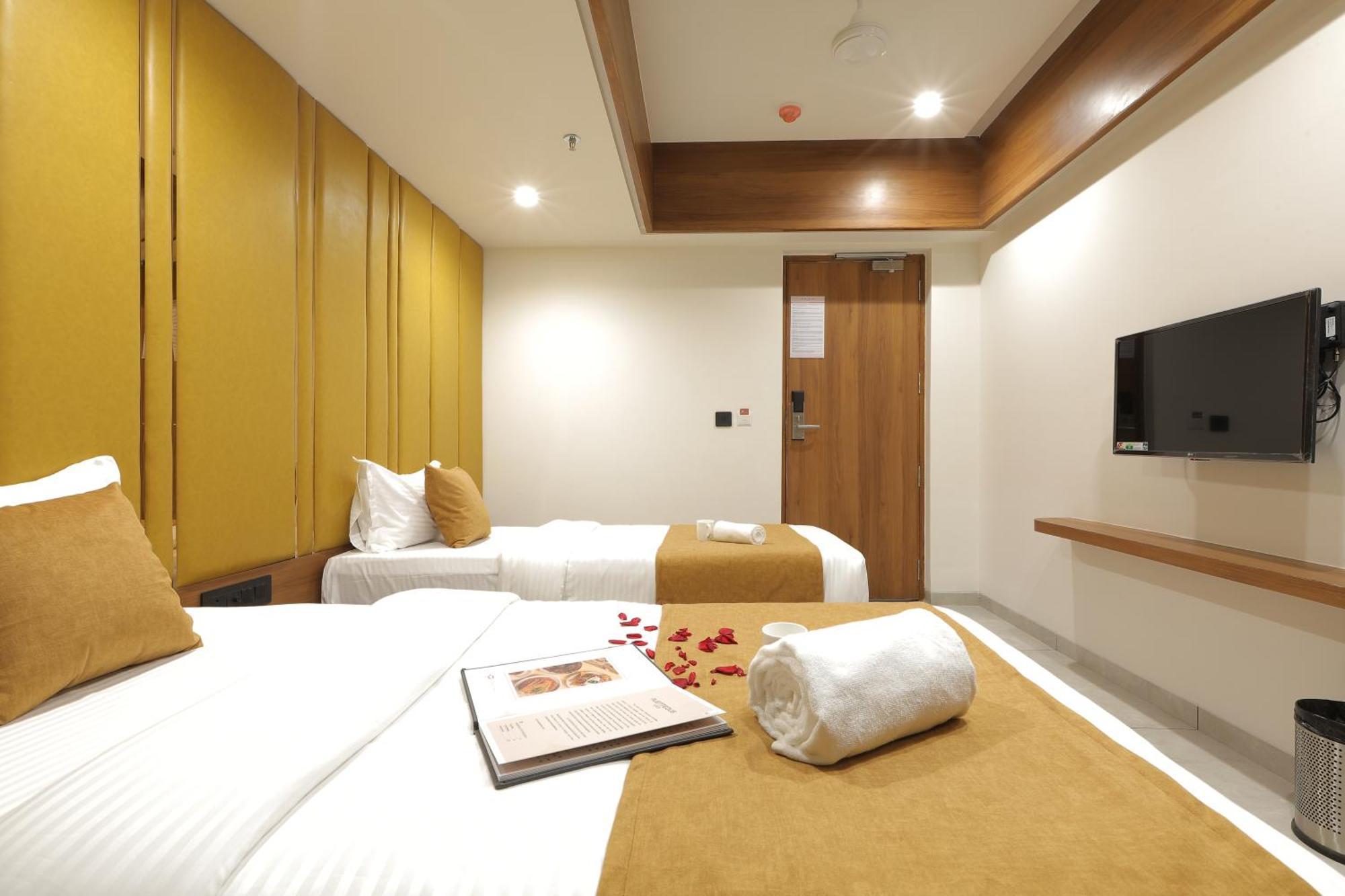 Plenteous Inn أحمد أباد المظهر الخارجي الصورة