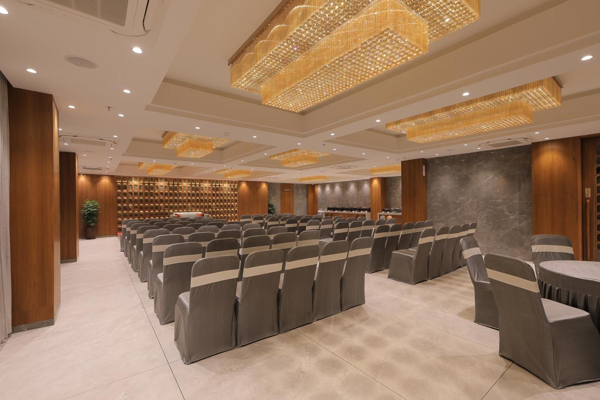 Plenteous Inn أحمد أباد المظهر الخارجي الصورة