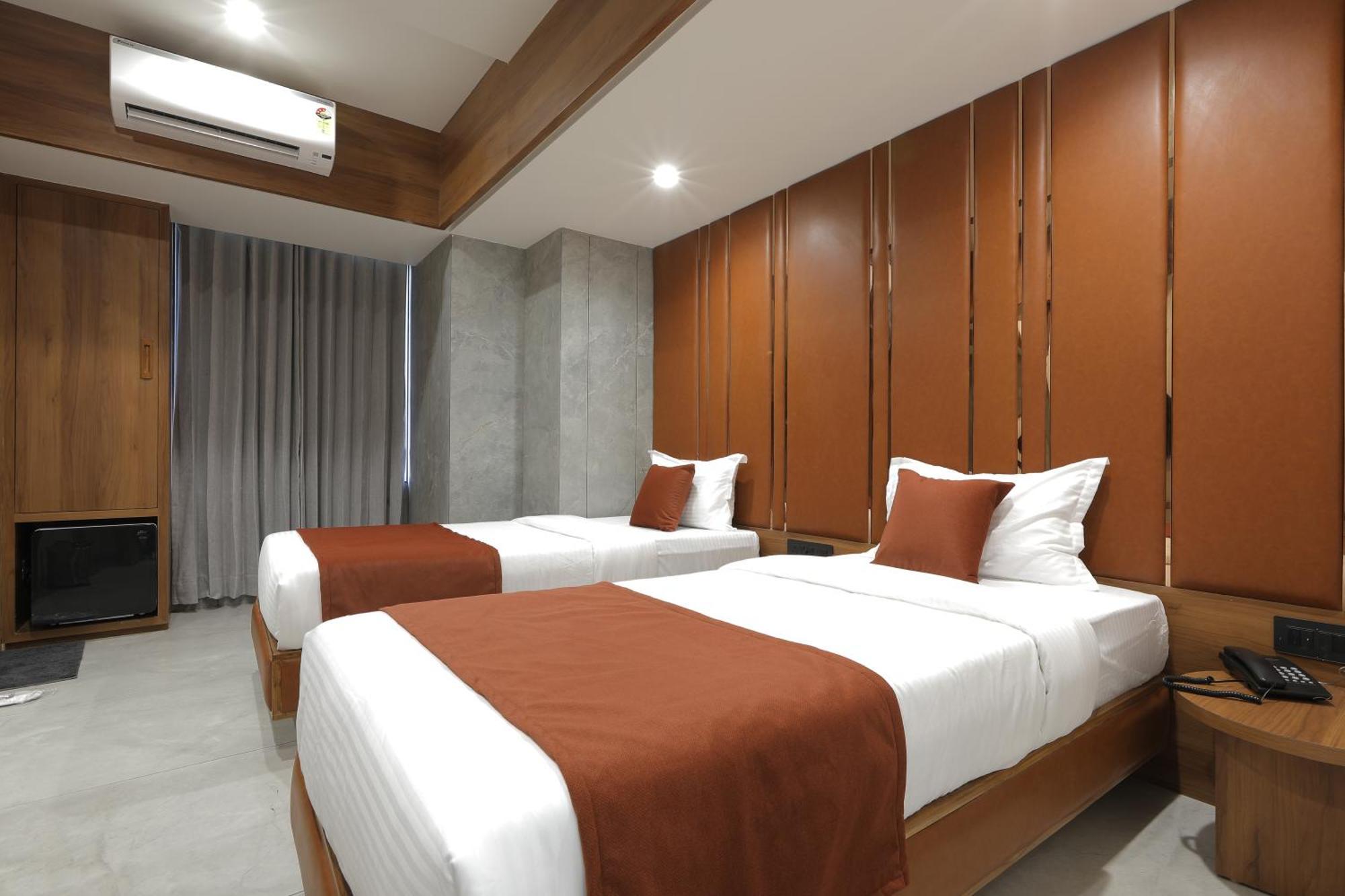 Plenteous Inn أحمد أباد المظهر الخارجي الصورة
