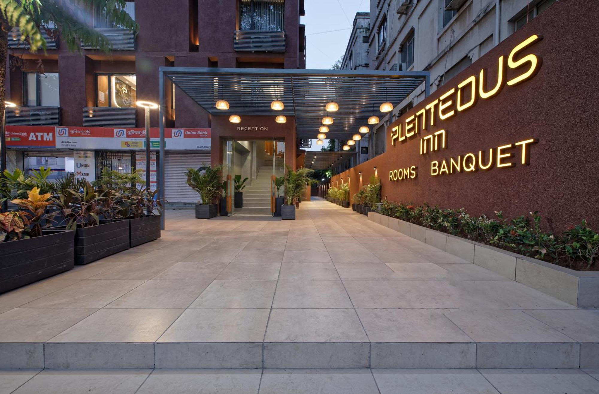 Plenteous Inn أحمد أباد المظهر الخارجي الصورة